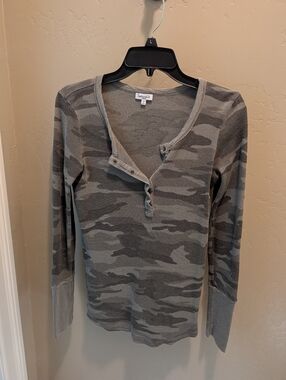 SPLENDID CAMO THERMAL LONG SLEEVE HENLEY T SHIRT W/BUTTONS LARGE